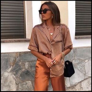 𝐙𝐀𝐑𝐀 Collared shirt with a V-neckline, hi low with short sleeves & pocket Size S